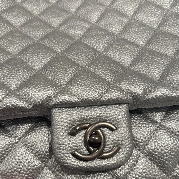 Chanel style silver travel bag - Picture 5 of 12
